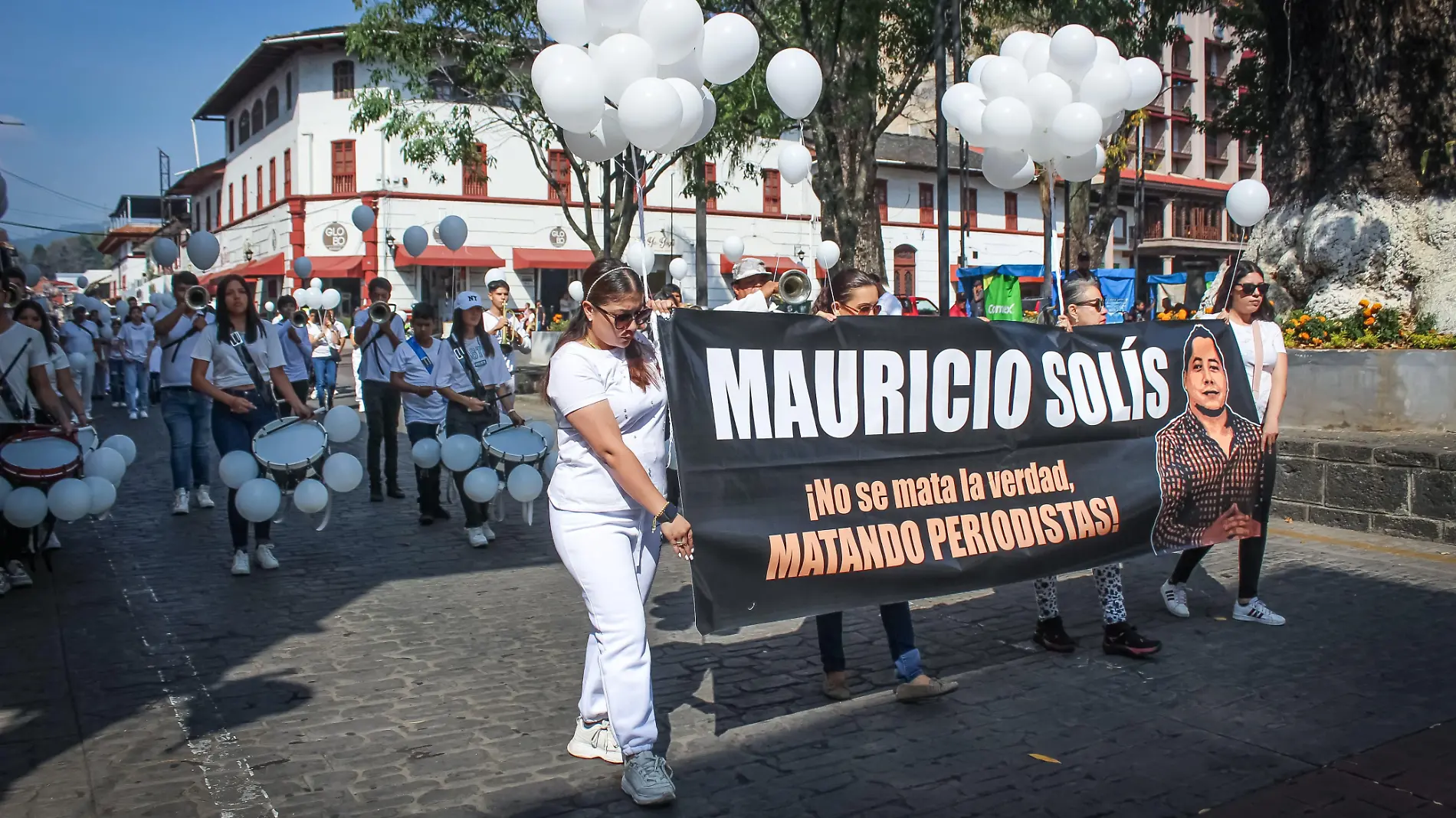 Personas marchando por el periodista asesinado Mauricio Solís